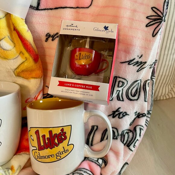 NEW Ultimate Gilmore Girls Super Fan Package: 2 Blankets, 3 Mugs, 1 Ornament - Picture 8 of 8